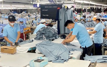 Doanh nghiệp dệt may bắt tay vào sản xuất, tận dụng cơ hội thị trường