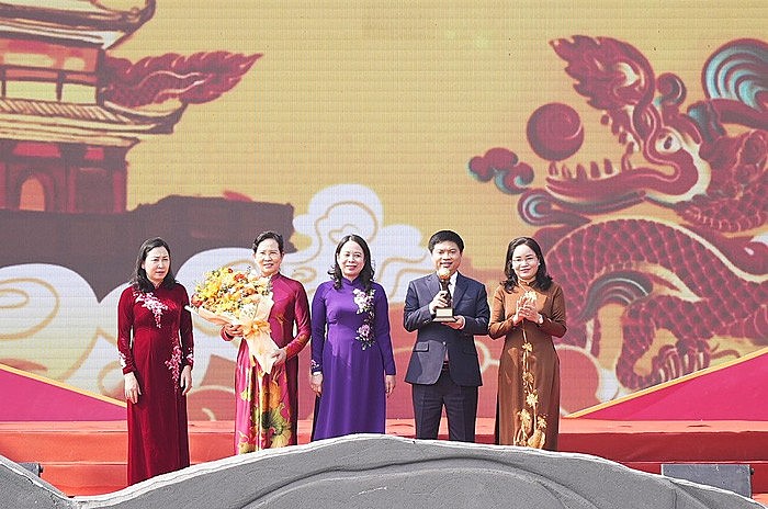 ​Phó Chủ tịch nước Võ Thị Ánh Xuân trao Cup Giải thưởng Du lịch Thế giới (World Travel Awards) để lần đầu vinh danh tỉnh Hà Nam là một trong những điểm đến văn hóa địa phương hàng đầu thế giới 2023.