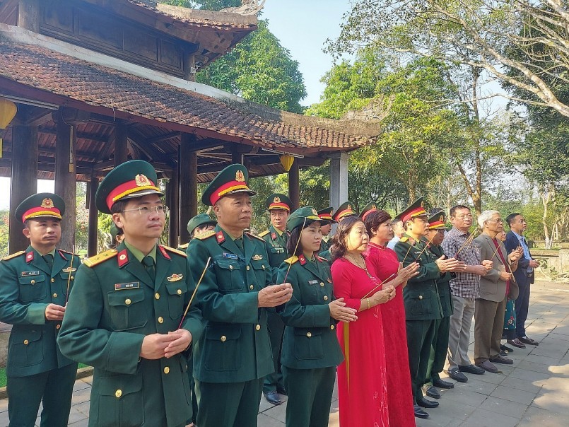 Các đại biểu dâng hương trước khu lăng mộ Hải Thượng Lãn Ông Lê Hữu Trác ở thôn Hải Thượng, xã Sơn Trung, huyện Hương Sơn, tỉnh Hà Tĩnh.