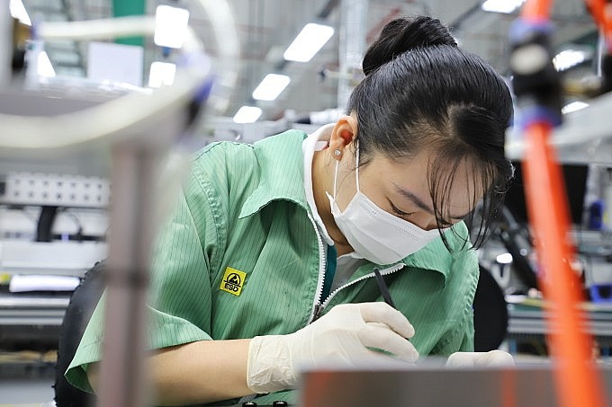 Công nhân điện tử làm việc trong Khu chế xuất Tân Thuận. Ảnh: Lê Tuyết