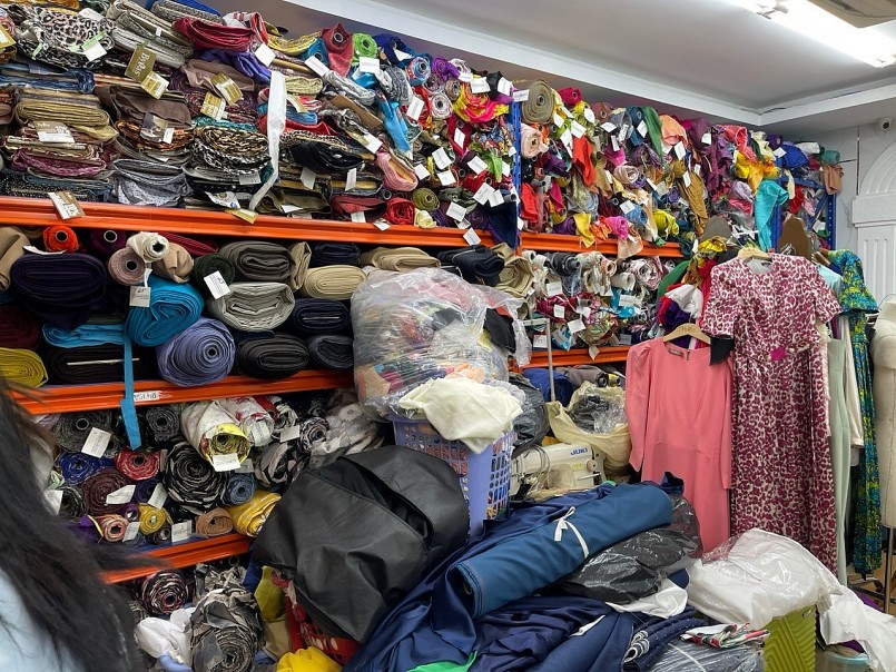 TP.HCM: Phát hiện hơn 4 tấn vải và các loại quần áo không rõ nguồn gốc