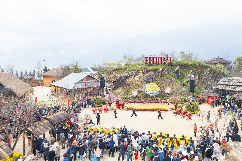 Nhiều du khách thích thú trải nghiệm du xuân tại Sa Pa, Hạ Long