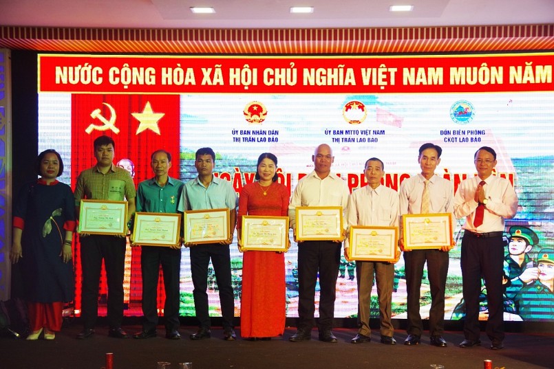 Bà Võ Thị Thúy - Phó Chủ tịch UBND thị trấn Lao Bảo; ông Trần Phước Cường - Phó Chủ tịch UBND thị trấn Lao Bảo trao giấy khen cho các cá nhân.