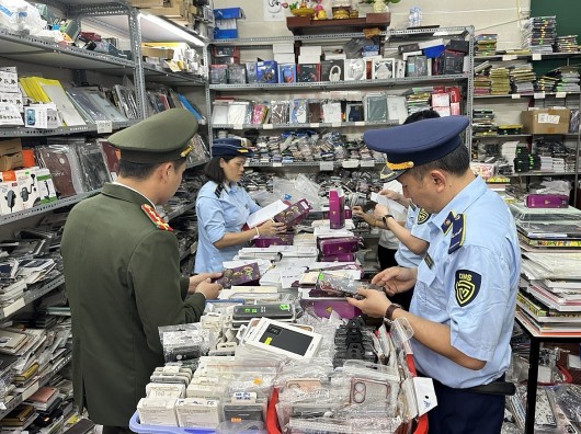 Nghệ An: Tạm giữ gần 1.600 sản phẩm linh kiện điện thoại nhập lậu