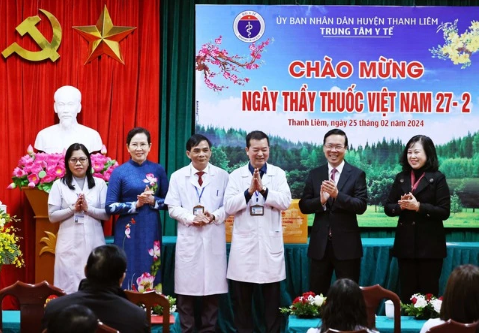Chủ tịch nước tặng quà Trung tâm Y tế H.Thanh Liêm nhân Ngày Thầy thuốc Việt Nam  TTXVN