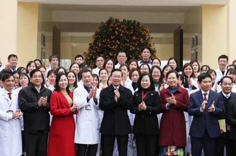 Chủ tịch nước Võ Văn Thưởng với các thầy thuốc của Trạm Y tế xã Thanh Phong, H.Thanh Liêm, tỉnh Hà Nam. Ảnh TTXVN
