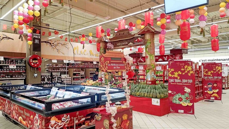 Gian hàng Việt Nam được trang trí nổi bật ngay lối vào chính của siêu thị Carrefour Carré Sénart, trước các gian bán sản phẩm của một số nước châu Á khác. Ảnh TTXVN