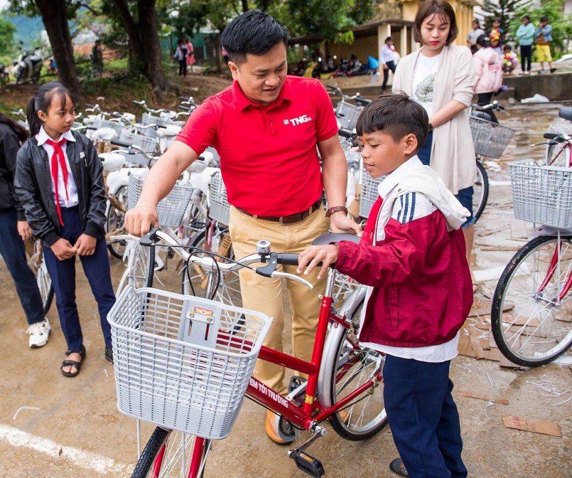 Thấu hiểu hành trình đi tìm con chữ của các em nhỏ miền Trung – Tây Nguyên còn đầy gian nan, những chiếc xe đạp của người TNG Holdings Vietnam đã giúp con đường đến trường của nhiều em nhỏ ở Đắk Lắk, Gia Lai, Ninh Thuận, Bình Phước… như ngắn lại.