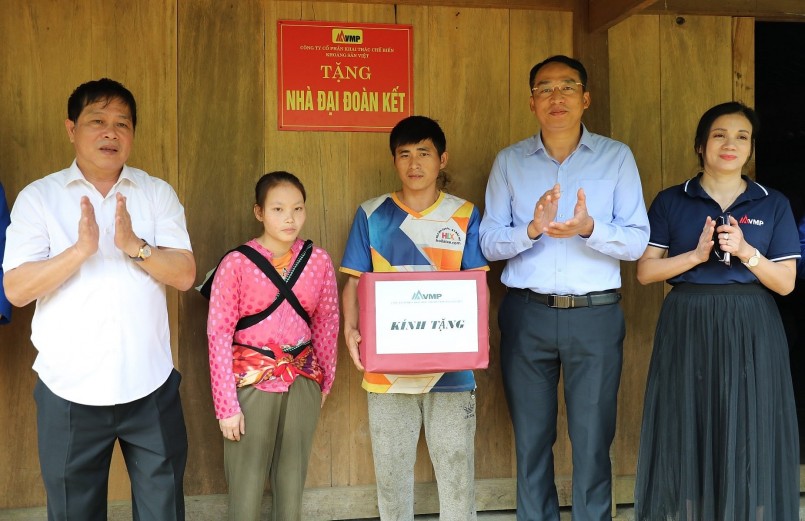 Gia đình anh Lý Văn Chạ, xóm Nà Thằn, xã Thạch Lâm, huyện Bảo Lâm – 1 trong 50 hộ gia đình được VMPCo tặng nhà đại đoàn kết đợt này