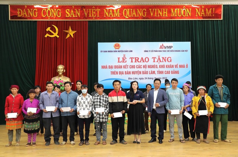 Đại diện các hộ dân được tặng nhà đại đoàn kết do VMPCo tài trợ với tổng giá trị 2,2 tỷ đồng