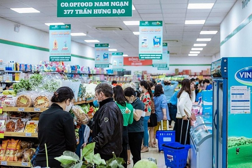 Người tiêu dùng lựa chọn hàng Việt tại siêu thị Co.opmart tỉnh Thanh Hóa.