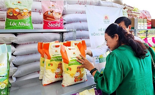 Nhiều doanh nghiệp và chính quyền các tỉnh ĐBSCL cho rằng thương hiệu gạo Việt Nam phải là nhiều loại gạo để phù hợp với mọi người và mọi địa hình trong sản xuất - Ảnh: BỬU ĐẤU