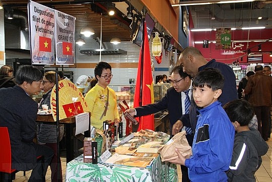 Khu vực gian hàng giới thiệu và dùng thử cà phê Việt tại  Đại siêu thị Carrefour Algeria.
