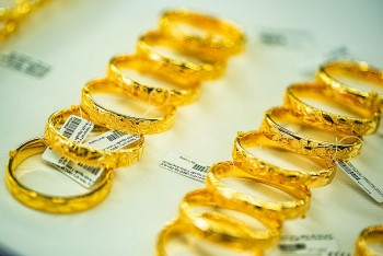 Giá vàng hôm nay 12/3/2024: Vàng trong nước vượt mức 82 triệu đồng