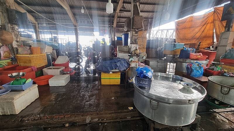 Nhiều tiểu thương chợ cá Vĩnh Long đã ngưng bán vì sức mua quá yếu. Ảnh: Hoàng Lộc