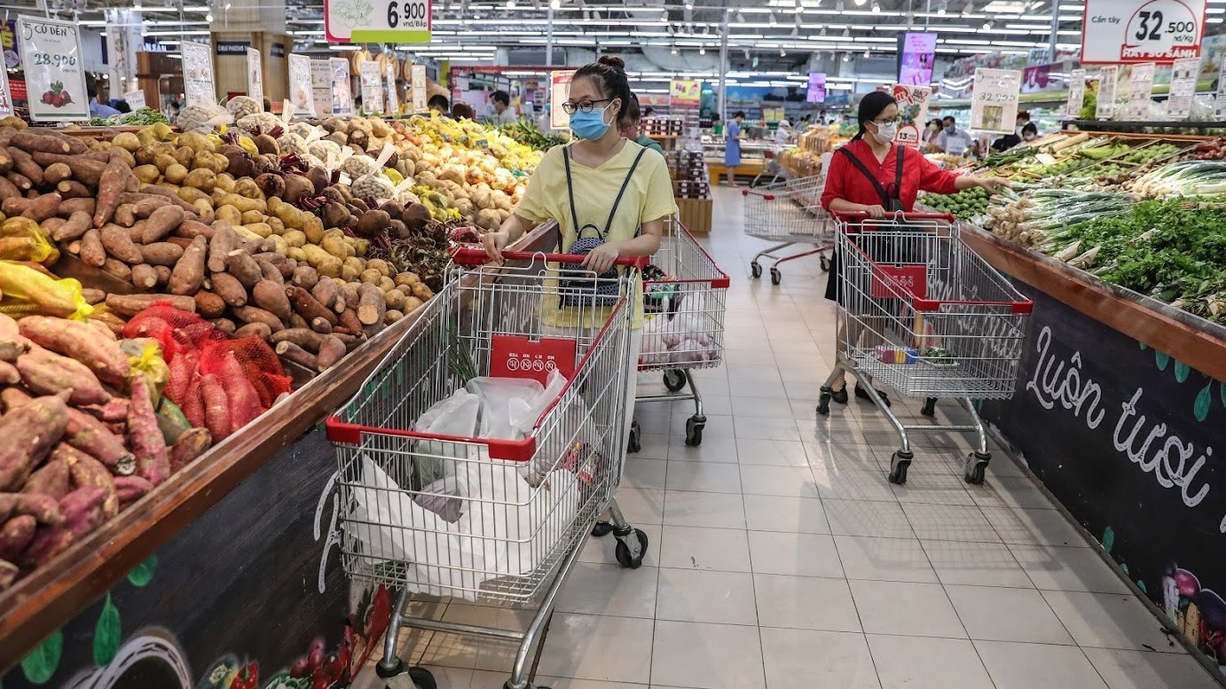 Trên 40% người tiêu dùng Việt sẽ tiếp tục cắt giảm mua sắm trong năm 2024
