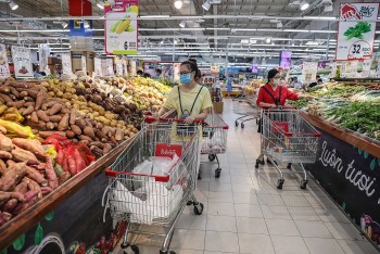 Trên 40% người tiêu dùng Việt sẽ tiếp tục cắt giảm mua sắm trong năm 2024
