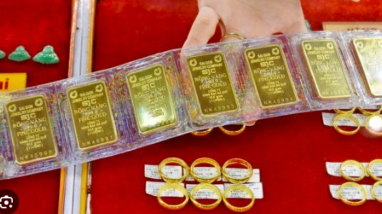 Giá vàng cao chót vót: Nhà đầu tư nên mua vàng miếng hay vàng nhẫn?