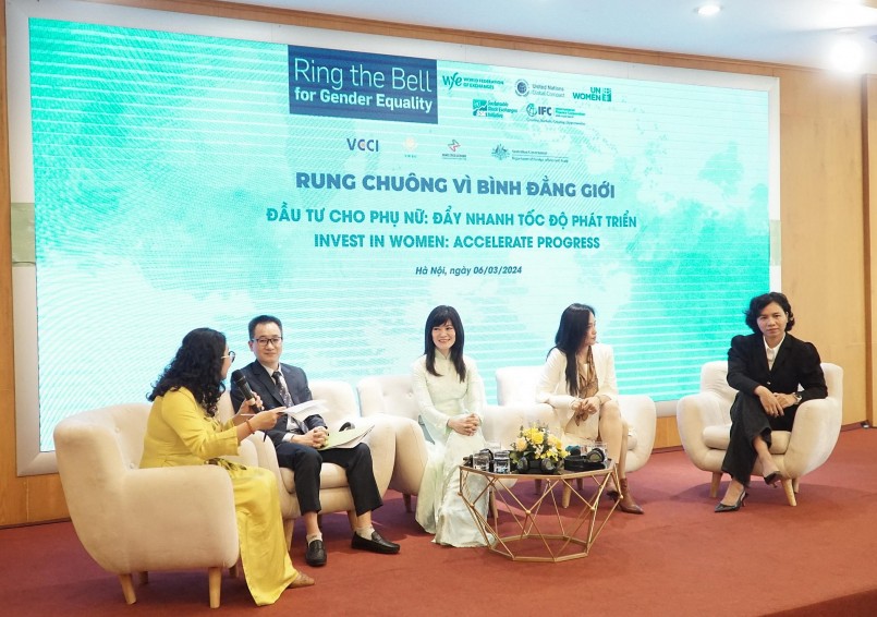 Bà Phạm Thị Vân Khánh - Giám đốc Ban Khách hàng doanh nghiệp BIDV (ngồi giữa), tham gia thảo luận về chủ đề “Đầu tư cho phụ nữ: Đẩy nhanh tốc độ phát triển”.