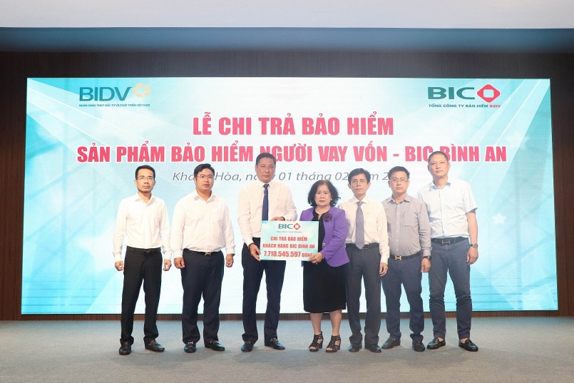 Lãnh đạo BIC và BIDV Khánh Hòa trao tiền bảo hiểm cho đại diện gia đình khách hàng.