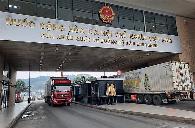 Hoạt động thông thương hàng hoá tại cửa khẩu quốc tế Lào Cai, giữa Việt Nam - Trung Quốc. 