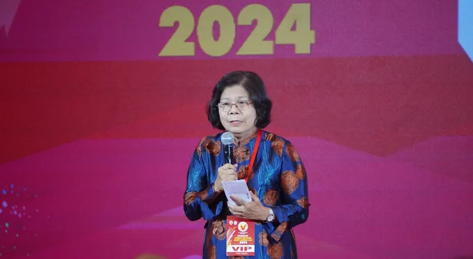 Bà Vũ Kim Hạnh, Chủ tịch Hội DN HVNCLC phát biểu tại lễ vinh danh.