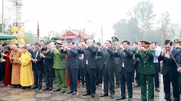 Các đại biểu dâng hương tại đền thờ Hoàng Hoa Thám và nghĩa quân Yên Thế.
