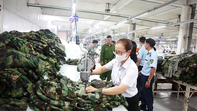 Cục Quản lý thị trường tỉnh tổ chức tiêu hủy quần áo rằn ri tại Xí nghiệp May Kon Tum