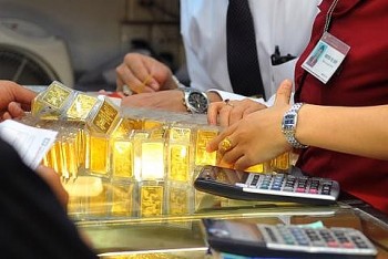 Kiến nghị hạn chế mua bán vàng miếng bằng tiền mặt