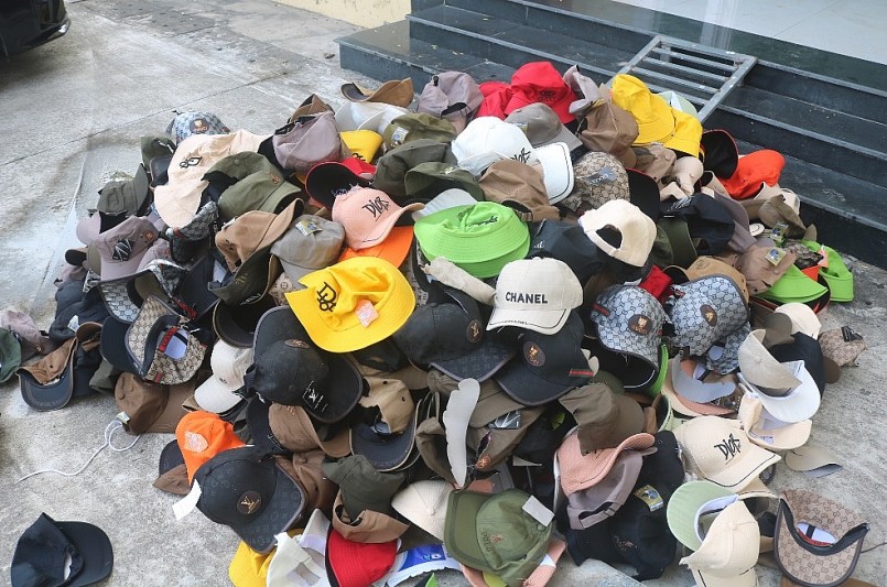 Quảng Bình: Buộc tiêu hủy 850 mũ lưỡi trai và mũ rộng vành giả mạo nhãn hiệu