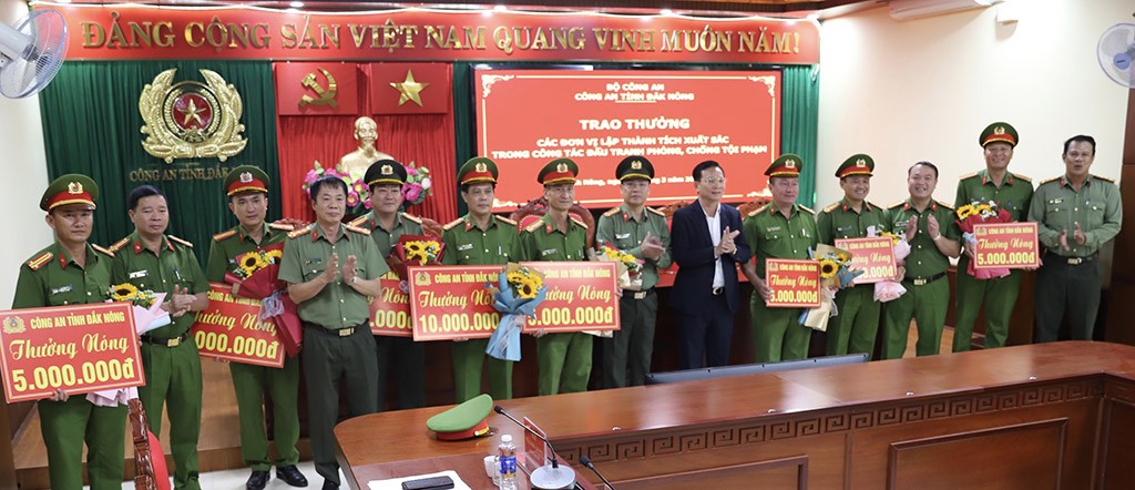 Khen thưởng Công an Đắk Nông bắt 2 kẻ trộm vàng hơn 4 tỷ đồng