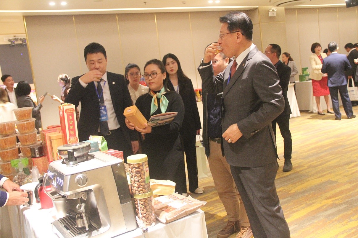 Các đại biểu tham quan gian hàng và thưởng thức các sản phẩm nông nghiệp của tỉnh Lâm Đồng.