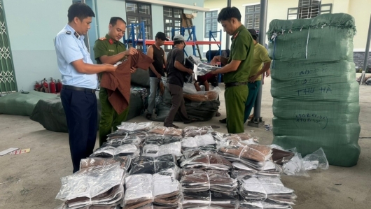 Phú Yên: Tạm giữ 16.000 sản phẩm quần áo, dép không hóa đơn, chứng từ