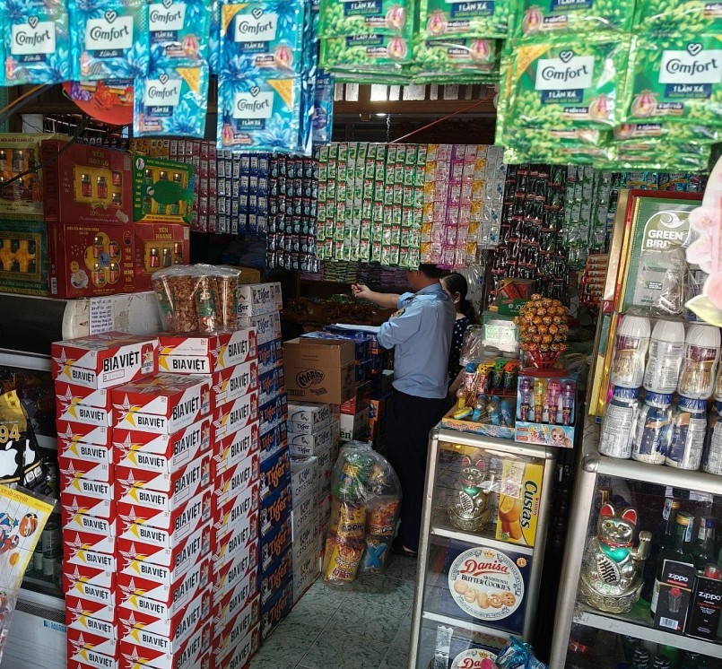 Tây Ninh: Xử phạt hộ kinh doanh buôn bán 210 bao thuốc lá điếu nhập lậu