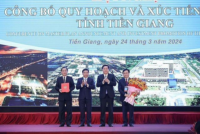Bộ trưởng Bộ Giao thông vận tải Nguyễn Văn Thắng thay mặt Thủ tướng trao Quyết định phê duyệt quy hoạch cho lãnh đạo tỉnh Tiền Giang - Ảnh: VGP