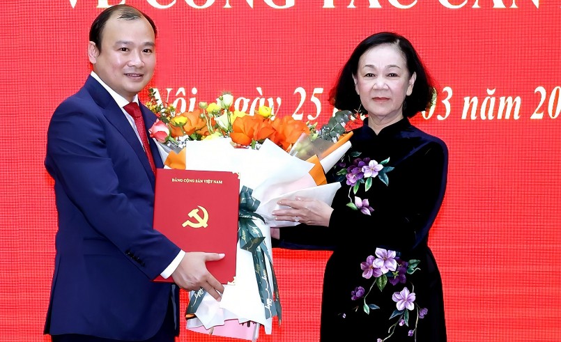 Thường trực Ban Bí thư, Trưởng Ban Tổ chức Trung ương Trương Thị Mai đã trao quyết định cho ông Lê Hải Bình. Ảnh: TTXVN