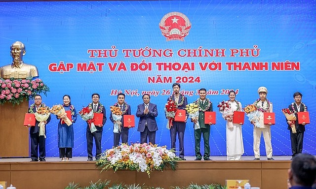 Thủ tướng tặng quà cho 10 gương mặt trẻ tiêu biểu Việt Nam năm 2023 - Ảnh: VGP
