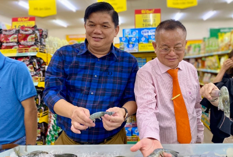 Ông Lê Văn Quang, Tổng giám đốc Minh Phú (phải) và ông Nông Văn Dũng, Giám đốc khối mua hàng Fresh Bách Hóa Xanh. Ảnh: Liên Phạm.