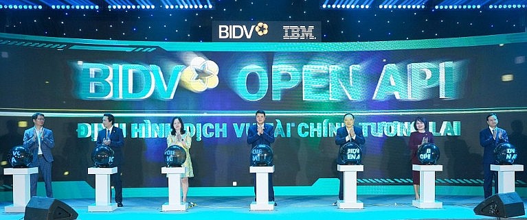 Đại diện BIDV và đối tác cùng thực hiện nghi thức ra mắt hệ thống BIDV Open API.