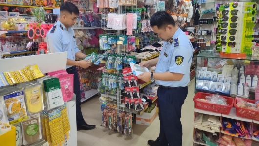 Nghệ An: Tạm giữ lô dao cạo râu giả thương hiệu tại 1 siêu thị