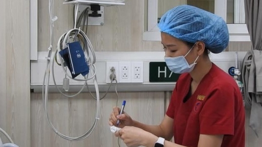 Tặng bằng khen cho nữ điều dưỡng ép tim cứu du khách Ấn Độ