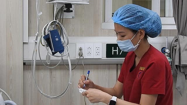 Điều dưỡng Đặng Thi Hạ đang công tác tại Bệnh viện Bạch Mai. 