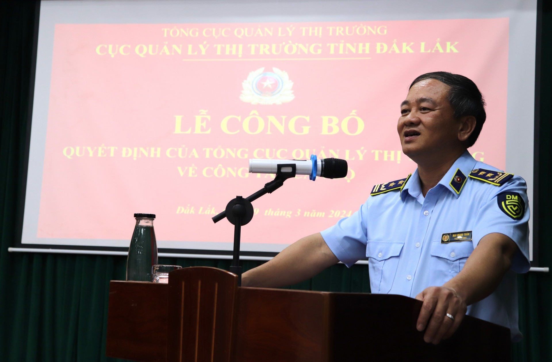 Ông Mai Mạnh Toàn- Bí thư Đảng ủy, Cục trưởng Cục Quản lý thị trường tỉnh Đắk Lắk phát biểu tại buổi lễ.  