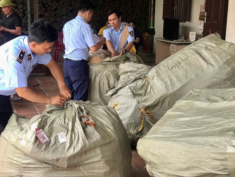 Đà Nẵng: Phát hiện xe tải chở 1.550 túi xách không rõ nguồn gốc xuất xứ