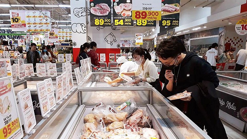 Người tiêu dùng mua thực phẩm giảm giá tại siêu thị Big C Thăng Long Hà Nội.