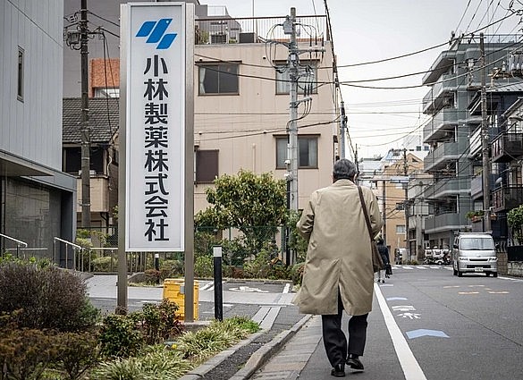 Người dân đi ngang qua biển hiệu của Kobayashi Pharmaceutical bên ngoài văn phòng công ty ở Tokyo (Ảnh: AFP)