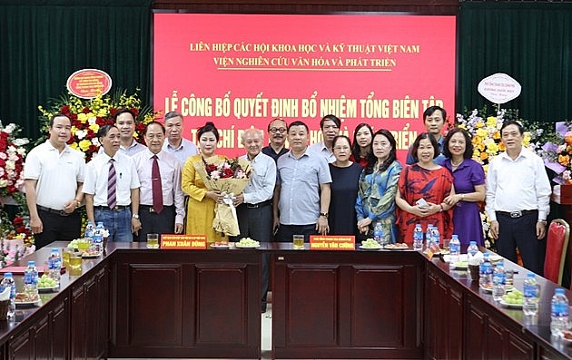 Lãnh đạo Ban Biên tập và các cán bộ phóng viên Tạp chí Văn hóa và Phát triển tặng hoa chúc mừng tân Tổng Biên tập Nguyễn Thị Hoa. Ảnh: CB