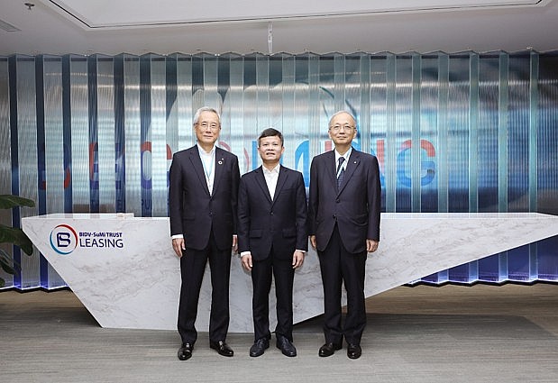 Ông Nguyễn Thiều Sơn (đứng giữa) chụp ảnh cùng đại diện SuMi TRUST Holdings trong chuyến làm việc tại Việt Nam.
