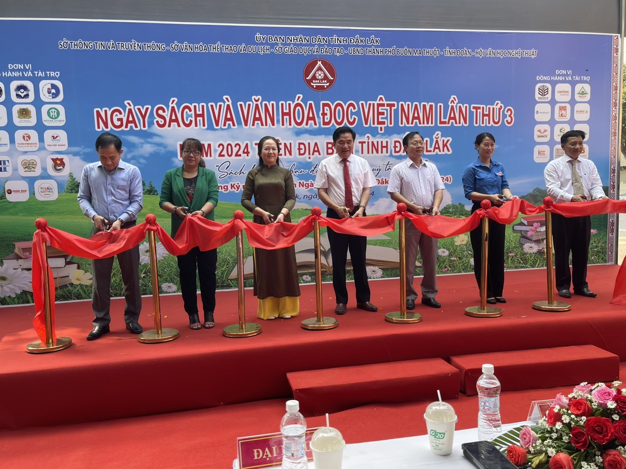 Các đại biểu cắt băng khai mạc Ngày Sách và Văn hóa đọc Việt Nam lần thứ 3 năm 2024 trên địa bàn tỉnh Đắk Lắk.