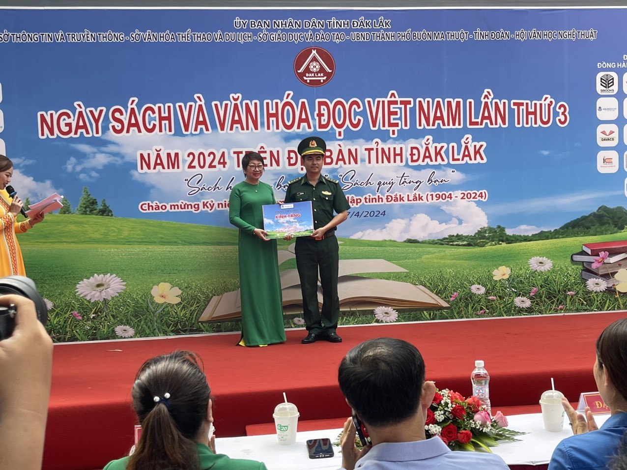 Các nhà xuất bản sách trao tặng sách cho các đồn biên phòng thuộc Bộ đội Biên phòng tỉnh Đắk Lắk.